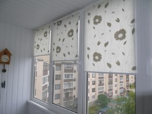 Установка рулонных штор на пластиковые окна в Волжском
